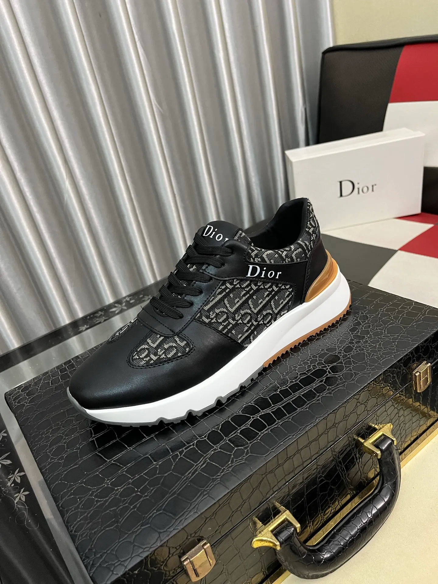 Men's Men's Shoes 💰458⌚️⌚️Dior [Dior] men's casual and trendy shoes are on the market! Strong British fashion style, the upper is made of nubuck leather with printed fabrics, comfortable pigskin lining, and original molded outsole. Designed by European and American masters, the perfect shape creates high quality, super versatile and very comfortable. High-end without losing taste, fashionable and novel! Code number: 38～443️⃣Colors available